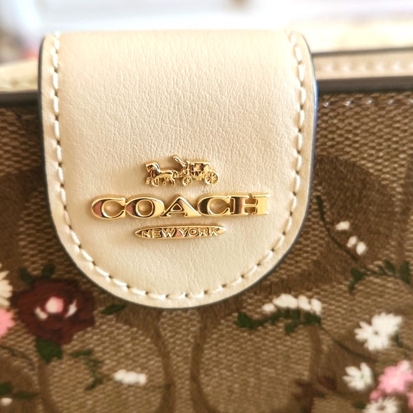 Beautiful NWOT Coach Signature Brown Evergreen Floral Bi-Fold Wallet  🩷🤎🎁🌸🤍 - Picture 2 of 16